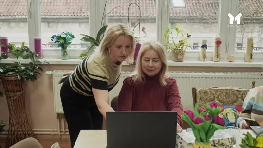 Jak seniorzy oswajają sztuczną inteligencję?