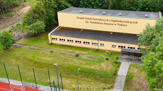 Koniec wysłużonych szatni! Uczniowie ZSZiO doczekają się lepszych warunków
