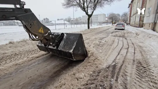 MIASTO WALCZY ZE ŚNIEGIEM