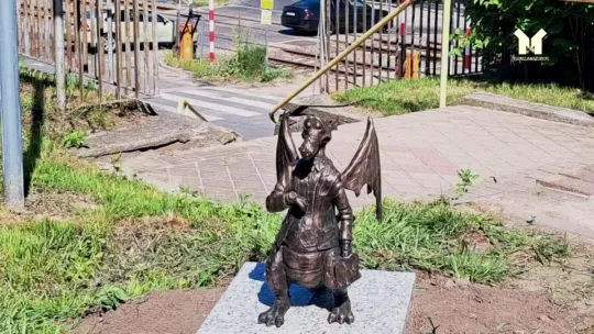 Spóźnialski stoi w Ogrodzie Różanym