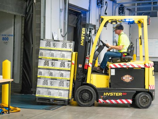 Akumulatory do wózków widłowych – poradnik dla użytkowników