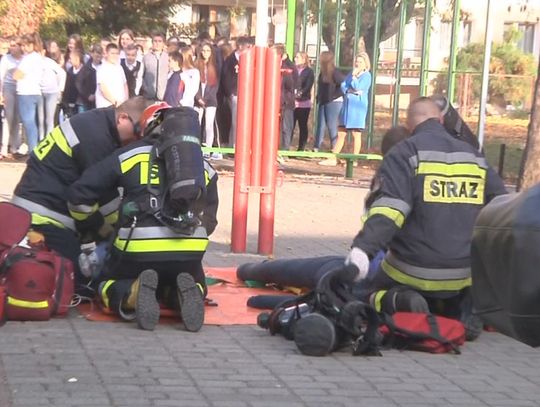 ĆWICZENIA STRAŻY POŻARNEJ W SZKOLE PODSTAWOWEJ NR 1 W OSTRÓDZIE