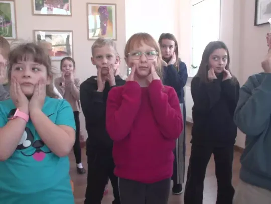 Dzieci uczą się śpiewu od chórzystek