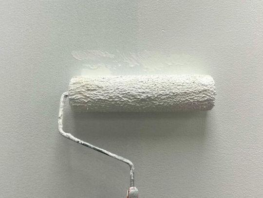 Fabryka farb AKSIL – różnice między farbami do zastosowań domowych i specjalistycznych