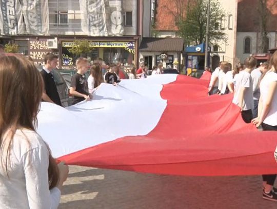 GIMNAZJALIŚCI PRZYPOMNIELI O ŚWIĘCIE FLAGI 