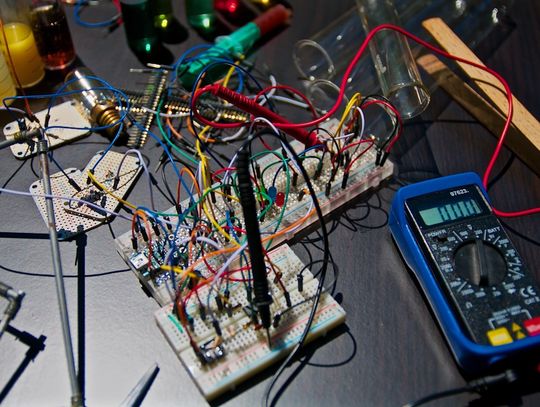 Hurtownie elementów złącznych online – dlaczego elektrycy coraz częściej wybierają zakupy przez internet