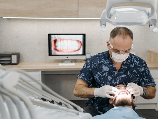 Jak dbać o swoje zęby? Co na ten temat powie dentysta? 