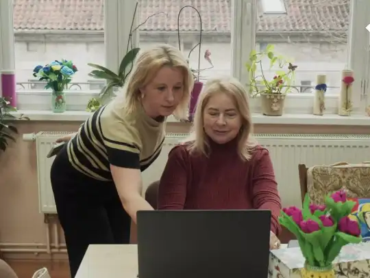 Jak seniorzy oswajają sztuczną inteligencję?