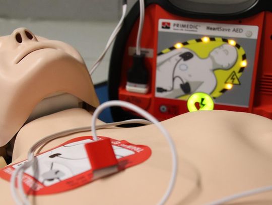 Jakie akcesoria AED są niezbędne do prawidłowego użytkowania defibrylatora