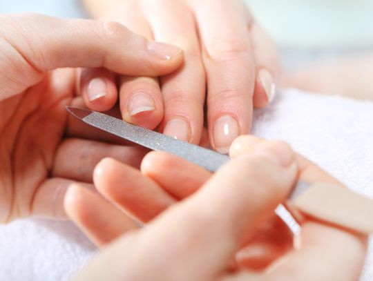 Jakie są najlepsze sposoby na dbanie o paznokcie? Popularne stylizacje paznokci, które warto znać 