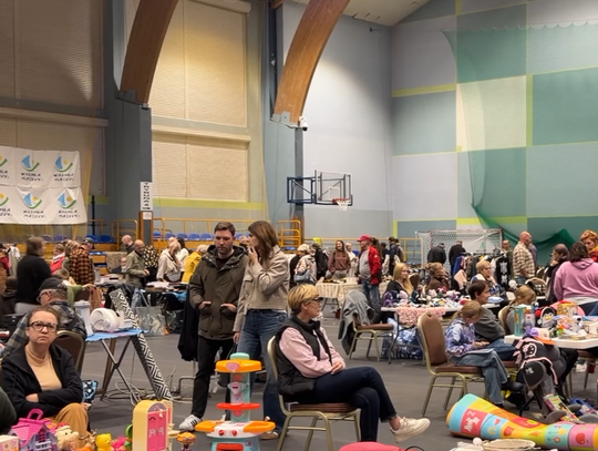 Jesienny Pchli Targ w Ostródzie. Hala OCSiR wypełniła się wystawcami i łowcami okazji