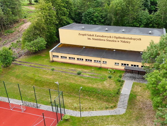 Koniec wysłużonych szatni! Uczniowie ZSZiO doczekają się lepszych warunków