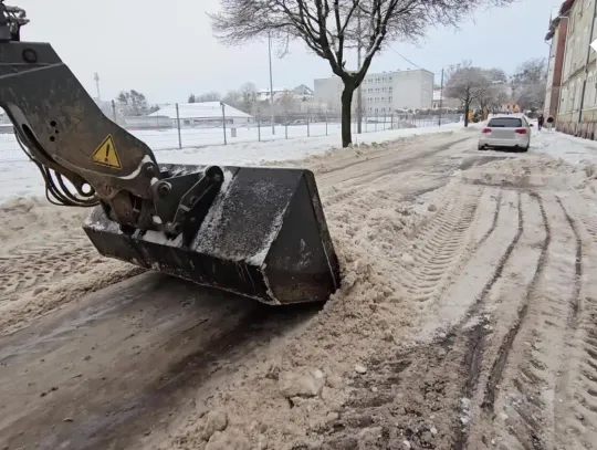 MIASTO WALCZY ZE ŚNIEGIEM
