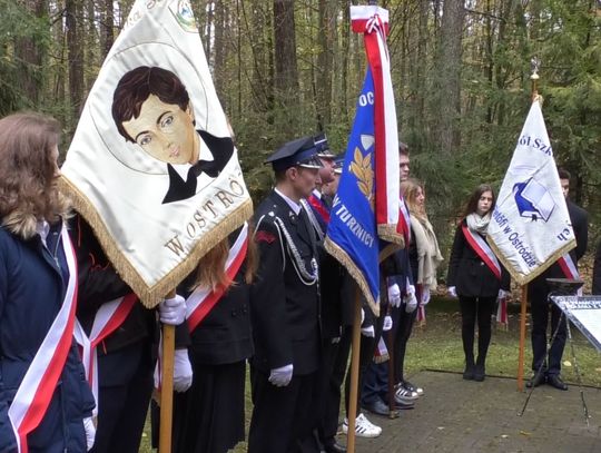 NAPAWAJĄCY ZADUMĄ I REFLEKSJĄ APEL PAMIĘCI W ZAWADACH MAŁYCH.