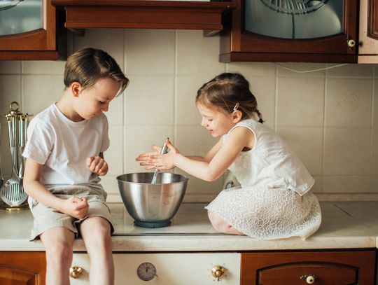 Odkryj Kitchen Helper od Kids-Wood: Idealne Narzędzie do Wspólnego Gotowania z Dziećmi