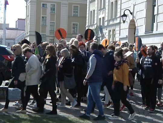 OSTRÓDZCY NAUCZYCIELE PIKIETOWALI PRZED URZĘDAMI