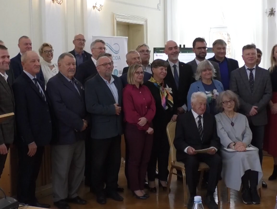 PODWYŻKA, ZASŁUŻENI I OBELISK