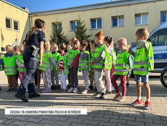 PRZEDSZKOLAKI Z WIZYTĄ U POLICJANTÓW