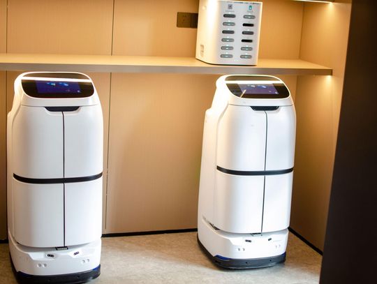 Roboty usługowe w firmie – gdzie naprawdę się sprawdzają i ile można dzięki nim zaoszczędzić?