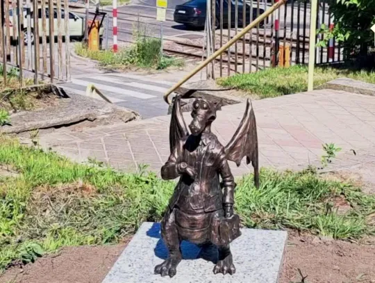 Spóźnialski stoi w Ogrodzie Różanym
