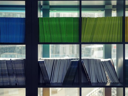 Tłumaczenia przysięgłe – czym są, kiedy są potrzebne i jak wybrać odpowiedniego tłumacza?