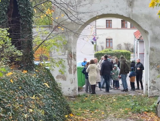 Wspólne sprzątanie Polskiej Górki w Ostródzie. Blisko 100 osób zadbało o zabytkowy cmentarz