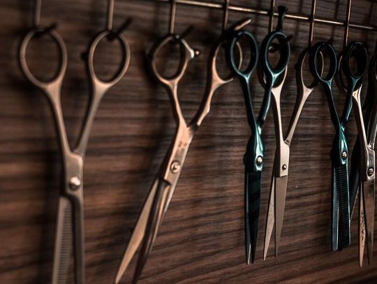 Wygoda i funkcjonalność – jak urządzić salon fryzjerski?