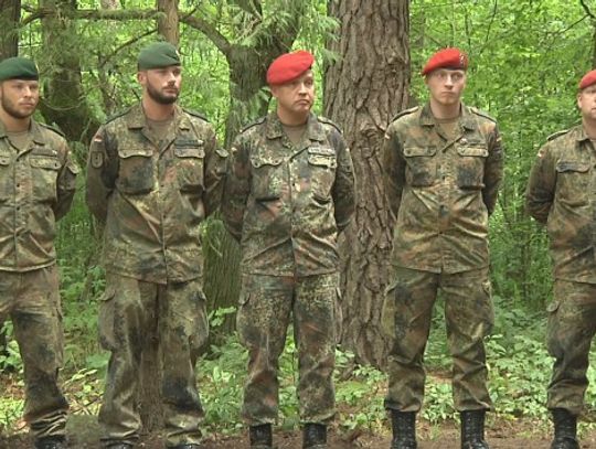 ŻOŁNIERZE Z BUNDESWEHRY ODNOWILI CMENTARZ