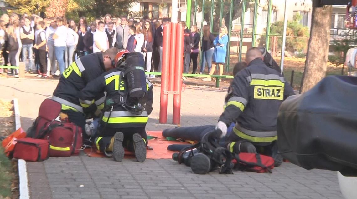 ĆWICZENIA STRAŻY POŻARNEJ W SZKOLE PODSTAWOWEJ NR 1 W OSTRÓDZIE