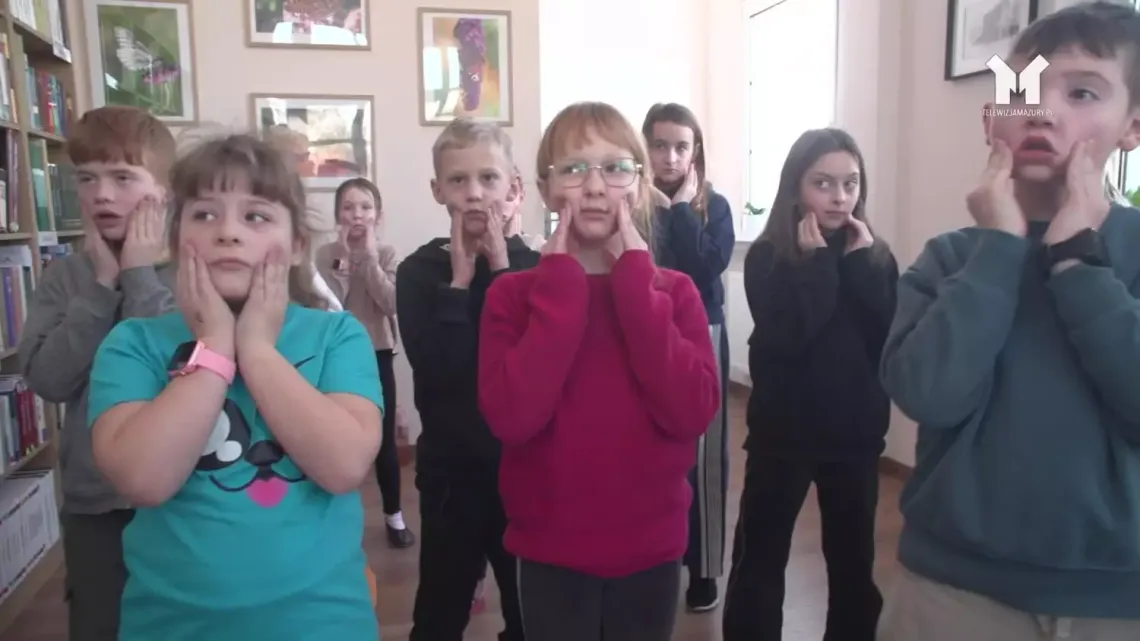 Dzieci uczą się śpiewu od chórzystek Dzieci uczą się śpiewu od chórzystek