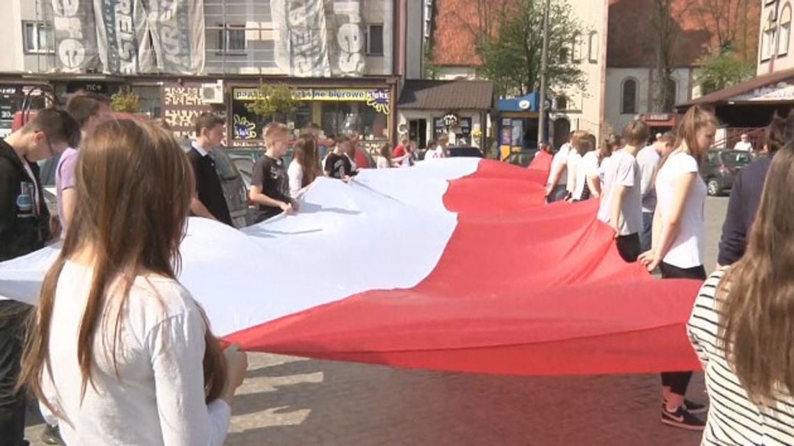 GIMNAZJALIŚCI PRZYPOMNIELI O ŚWIĘCIE FLAGI 