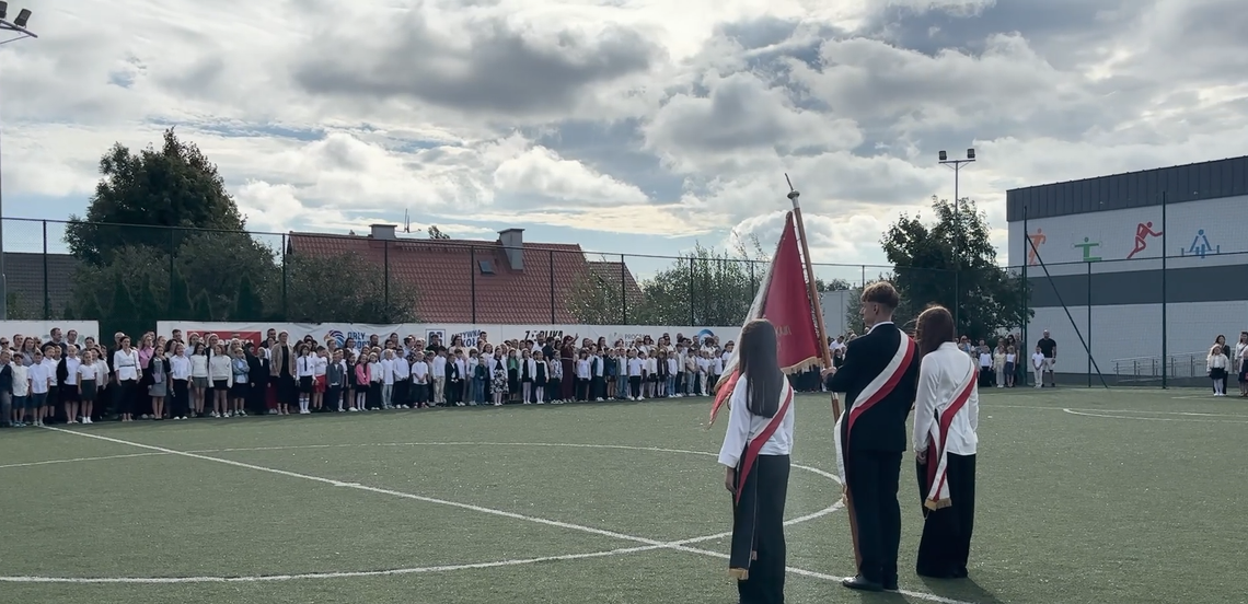 Koniec wakacji, czas na naukę. Uczniowie oficjalnie wrócili do szkolnych ławek Koniec wakacji, czas na naukę. Uczniowie oficjalnie wrócili do szkolnych ławek