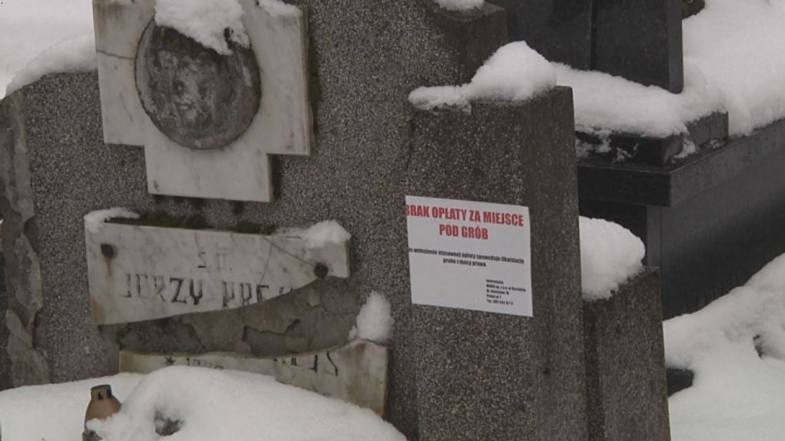 RATUJĄC OD ZAPOMNIENIA RATUJĄC OD ZAPOMNIENIA