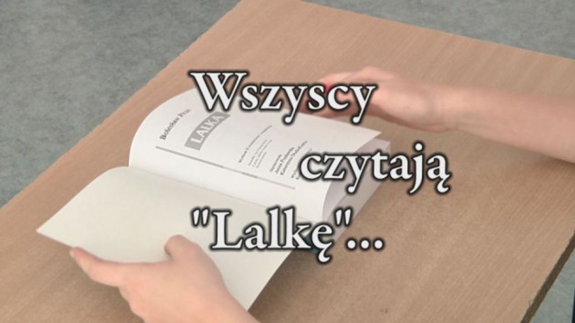 WSZYSCY CZYTAJĄ LALKĘ 